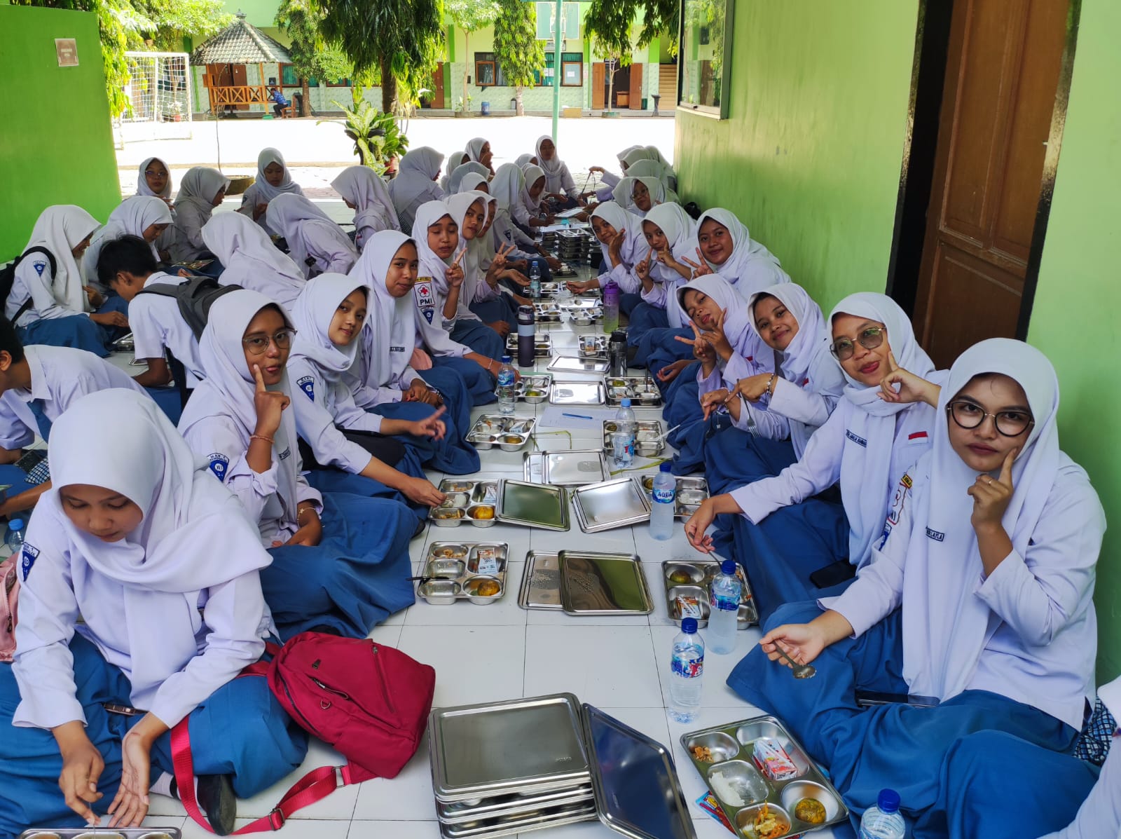 686 Porsi MBG ( Makan Bergizi Gratis ) Hari Pertama di MAN 1 Trenggalek